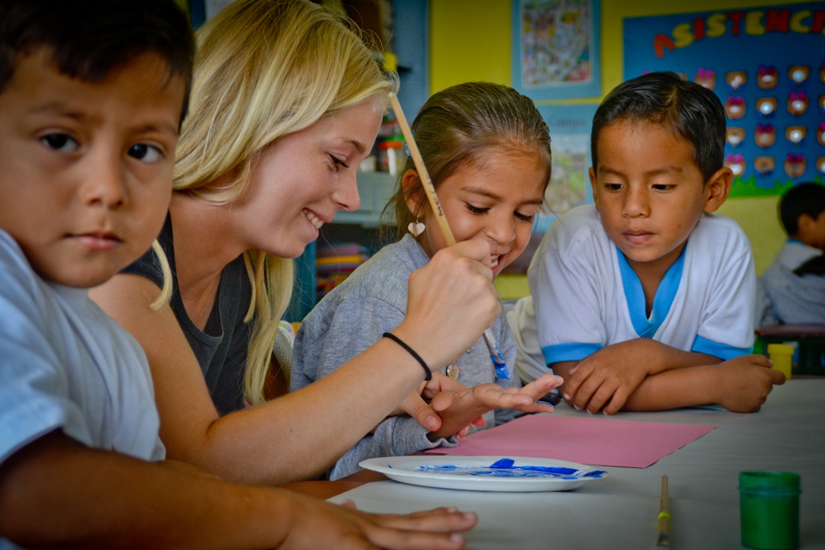 volontaria-dipinge-bambini-equador.1200